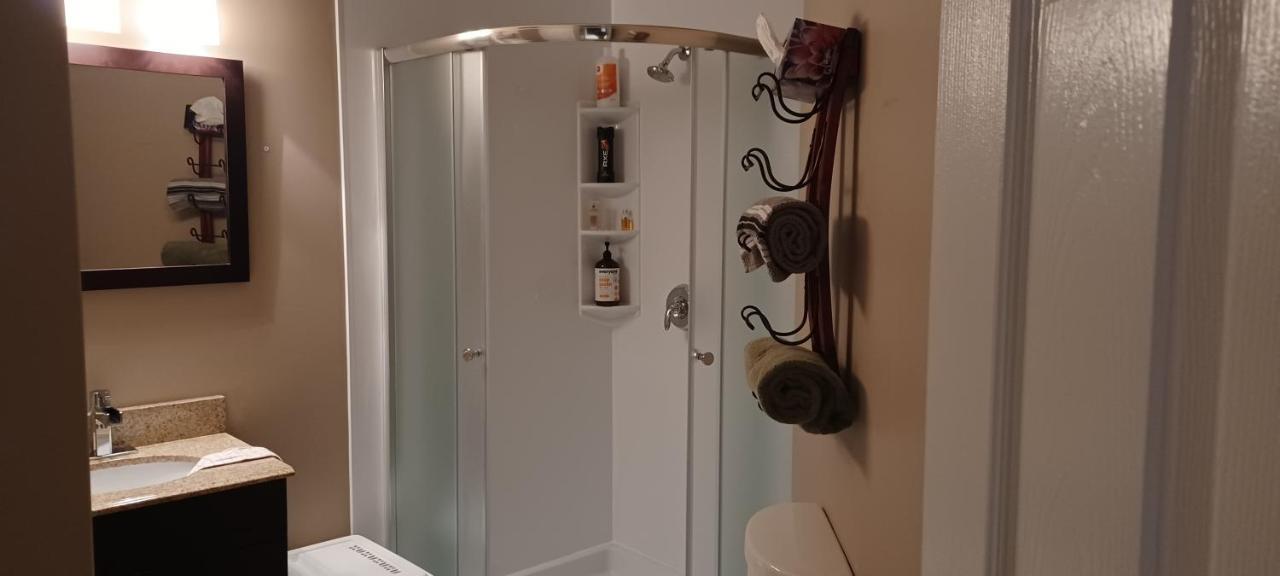 680 Sq Ft Private Space With Ensuite Bathroom YYC Kültér fotó