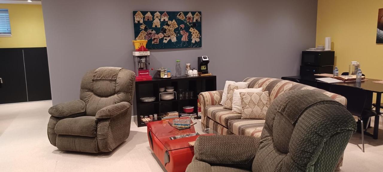 680 Sq Ft Private Space With Ensuite Bathroom YYC Kültér fotó
